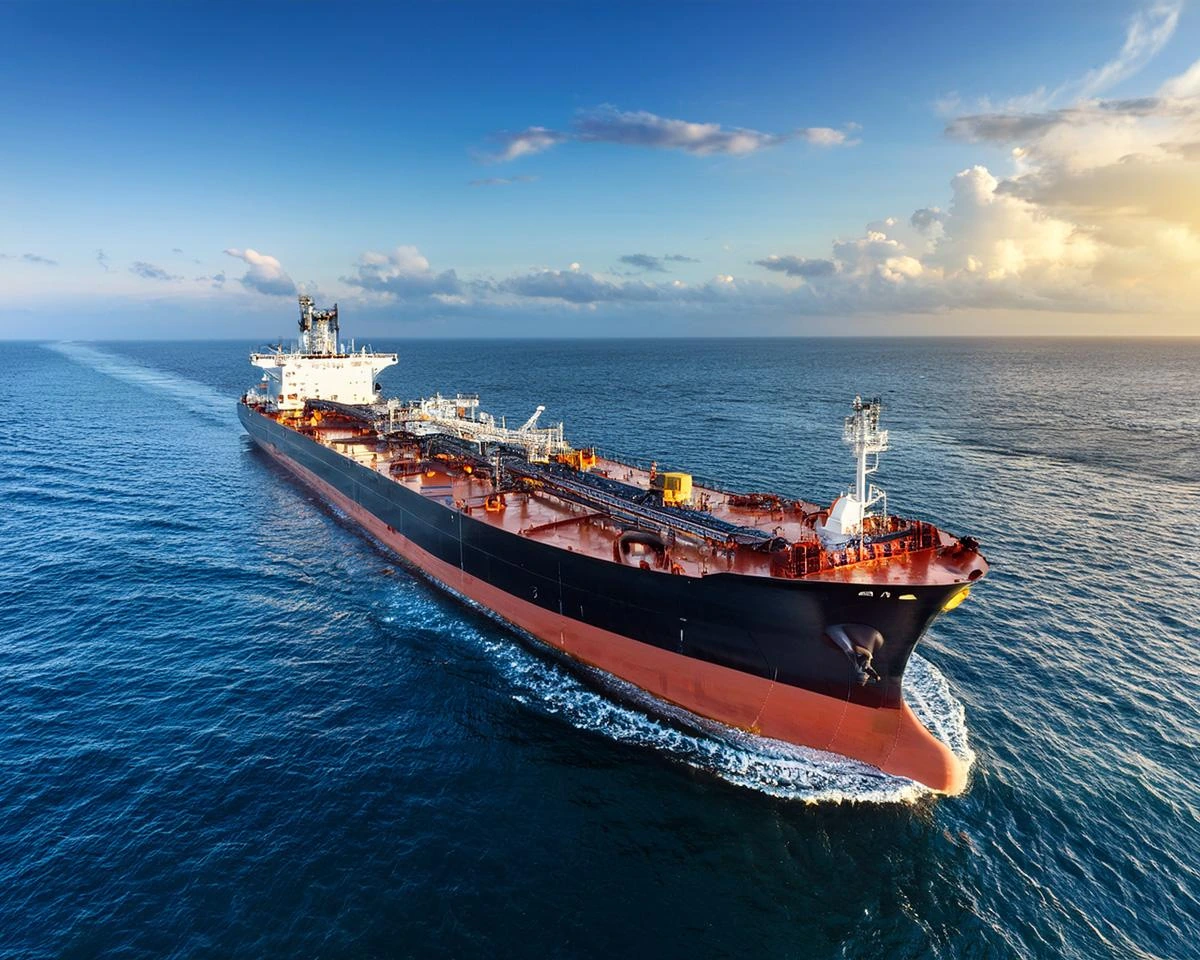 Unbranded tanker underway at sea